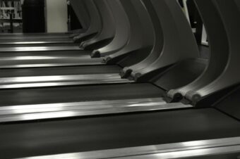 Courir dehors ou sur tapis de course?